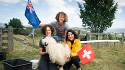 Bei Mona Vetschs Besuch bei den Zwillingen Susan und Sabin Imhasly (v. r.) vor zwei Jahren kümmerten sie sich gemeinsam um die Schafe von Sabin.