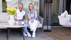 «Mami ist der Ruhepol»: Linda Fäh, die soeben einen Prix Walo in der Kategorie Schlager ­gewonnen hat, und Mutter ­Brigitte sehen sich oft und unternehmen auch ­mal einen Städtetrip ­zusammen.