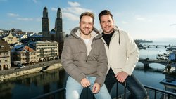 Sind in Zürich daheim und haben sich in der Limmat­stadt das Ja-Wort gegeben: Moderator Sven Epiney (r.) und sein Mann Michael.