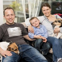 Fabien mit Freundin Gabi, dem gemeinsamen Sohn Jeremy und den Hunden Mäx und Lennox in ihrer Wohnung in Münsingen.