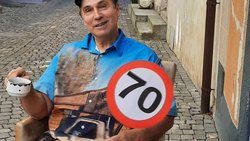 Gerne sitzt Michel Villa in Leuk in der Gasse vor seiner Wohnung und trinkt Kaffee. Zum Jubeltag machte er auch den Fotospass mit.