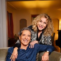 Roger Schawinski und Gabriella ­Sontheim sind seit Jahrzehnten glücklich verhei­ratet und haben eine ­gemeinsame Tochter. 