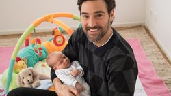 Baby Kian, beim Foto-Termin erst drei Wochen alt, fühlt sich bei seinem Onkel offensichtlich wohl.