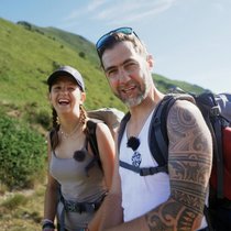 Manu Bukart und Tochter Alya wandern auf die ­Tessiner Capanna Alpe Nimi.