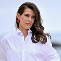 Charlotte Casiraghi geht fortan wieder allein durchs ­Leben. Schon Ende des Sommers soll sie ihre Beziehung beendet haben.