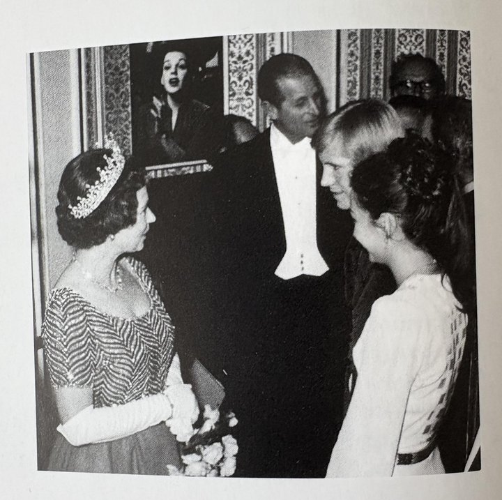 Die Queen gratuliert Kremo (Mitte rechts) zum Show-Auftritt. 