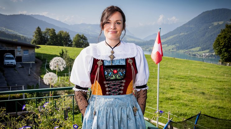 Mit ihrem Mann und ihren vier ­Kindern lebt die Landfrau Irène Meier im Weiler Alosen ZG mit Blick auf den Ägerisee.