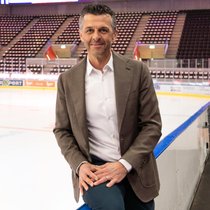 Schon über 30 Jahre berichtet Jann Billeter aus den Sportstadien dieser Welt. Sein Herzens­thema ist ­Eishockey geblieben.