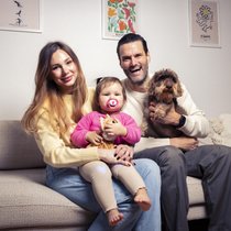 Gehen zu viert durchs ­Leben: Schauspieler ­Philippe Reinhardt ist mit Frau Anastasia, ­Töchterchen Sonia und Hund Paul in Zürich ­zu Hause.