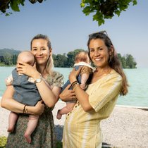 Gemeinsamer Mutterschutz: Musikerin Eliane (r.) mit Baby Elisa und Schwester Noemi mit Söhnchen Liam bei ­einem Spaziergang am Sempachersee.