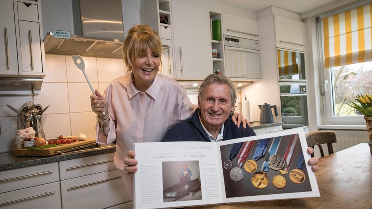 Ein Sportbuch hält Erich und Francesca Schärers Erinnerungen an goldene Zeiten lebendig.