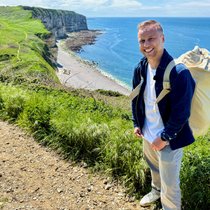 Ausgesetzt an der Küste von Étretat: Jan Fitze muss irgendwie zurück nach Zürich. «Mein Seemannssack war nicht ergonomisch zum Tragen.»