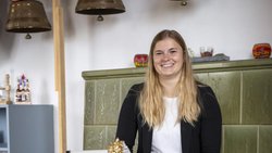 Der Schwingerkönig erhält ­einen Muni, die Schwinger­königin eine Glocke: Isabel Egli mit ihrem Siegerpreis.