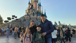 Wie im Märchen: Heidy Jenni und Matthias Sempach posieren mit ihren Kindern Paula und Henry im Disneyland.