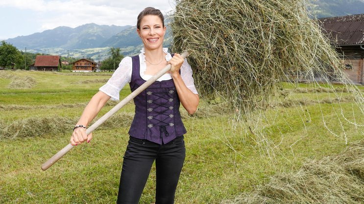 Moderatorin Sonia Kälin weiss, wie mit der ­Heugabel ­umzugehen ist. Das zum alten Bauern­haus gehörende Land, haben sie und Gatte Stefan verpachtet – «und das bleibt auch so».