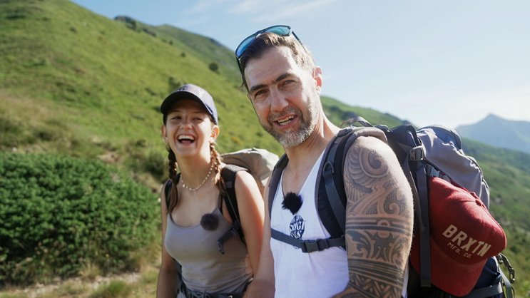 Manu Bukart und Tochter Alya wandern auf die ­Tessiner Capanna Alpe Nimi.