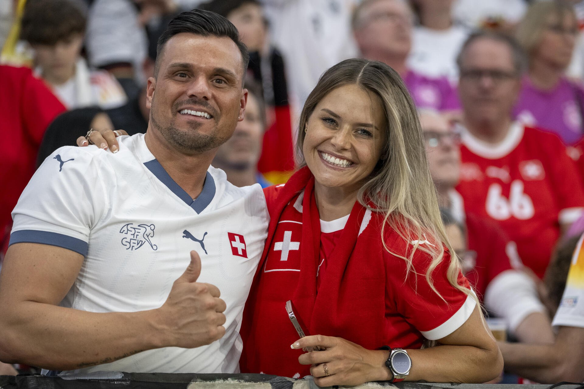 Foto: Toto Marti, 23.6.2024, Frankfurt: Fussball EM Deutschland 2024, 3. Gruppenspiel: Schweiz - Deutschland 1:1. Ski-Star Corinne Suter mit Freund Angelo