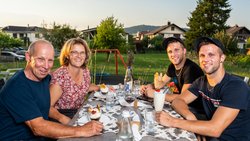 Roger, Doris, Cyrill und Simon Rusch (von links) kehren oft und gern im ­Restaurant Schäfli in Siebnen SZ ein.