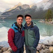 Die Ländlermusiker Simon (links) und Cyrill Rusch ­geniessen ihre Kanada-Reise in vollen Zügen. Die Landschaft in Lake Louise erinnert sie an daheim.