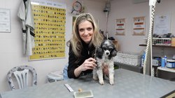 Die Berner Sängerin Patricia Mathys mit Lilly zu Hause in ihrem Hunde­coiffeur-Salon.
