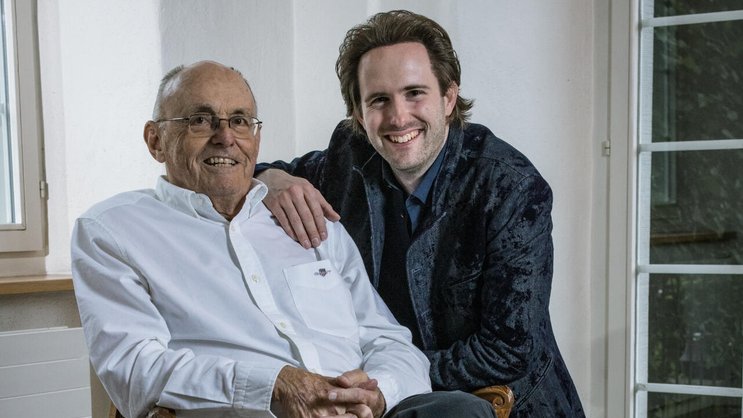 Im Elternhaus: Der pensionierte Architekt Ueli Roth und sein Sohn Florian, der als Sänger Florian Fox bekannt ist.