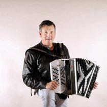 Die steirische ­Harmonika ist ­immer dabei: Volksmusikant Marc Pircher mit seinem Lieblingsinstrument.