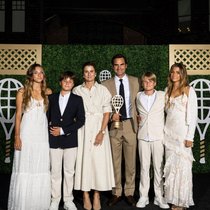 Der Federer-Clan nach der Aufnahme von Roger Federer in die Tennis Hall of Fame (v. l. Charlene, Lenny, Mirka, Roger, Leo und Myla).