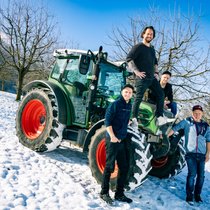 Sie freuen sich über den gemeinsamen Erfolg mit dem Hit «Traktor»: Marc Trauffer (oben) mit den Rusch-Büeblä Cyrill, Simon und Roger (von links).