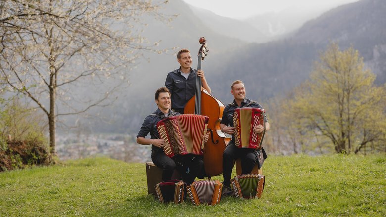 Thomas Hegner, Martin und Marco Fischli (von links) haben sichtlich Freude am Musizieren. Seit 2018 sind sie als Ländlertrio Augenschmaus gemeinsam unterwegs.