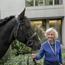 Da steht ein Pferd vor der Tür: Lilo Pulver mit Grosscousin Oliver Maibach, dessen Tochter Leonie und Ross Velours.