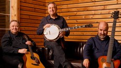 Sie musizieren für ihr Leben gern: Uwe Kruger an der Gitarre, Jens Kruger am Banjo und Joel Landsberg am Bass (v. l.).