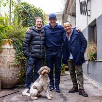 Moderatoren, Freunde und Hundefans: Stefan Büsser, Salar Bahrampoori und Claudio Zuccolini (v. l.) in Zürich.