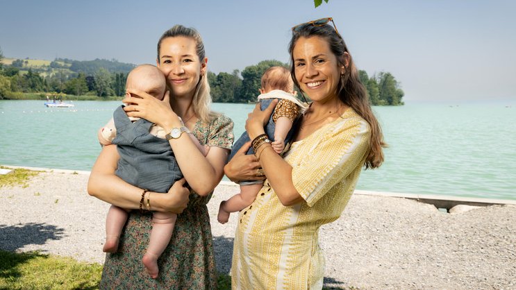 Gemeinsamer Mutterschutz: Musikerin Eliane (r.) mit Baby Elisa und Schwester Noemi mit Söhnchen Liam bei ­einem Spaziergang am Sempachersee.