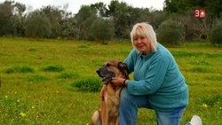 Ein Herz für Tiere: Die 65-jährige Karina kümmert sich in ihrer neuen Heimat mittlerweile um zehn Hunde.