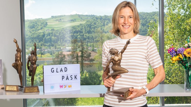 Daheim in Münsingen BE zeigt die ehemalige Spitzenathletin Simone Niggli-Luder eine ihrer drei Auszeichnungen als Schweizer Sport­lerin des Jahres.