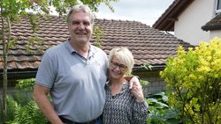 Ein Herz und eine Seele: Werner und Nadja Günthör im Garten ihres Hauses in Erlach am Bielersee. Sie sind seit 33 Jahren verheiratet.