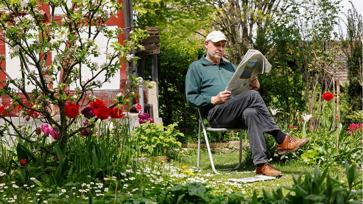 Auftanken und abschalten: Heiri Müller geniesst seinen prächtigen Natur­garten. 