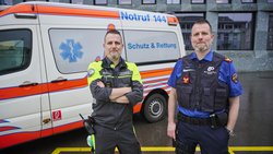 Abseits der Comedy-­Bühne können «Die Zwillinge» auch seriös: ­Roland Portmann (l.) ist als Rettungs­sanitäter und Matthias als Polizist im Einsatz.