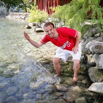 Am Ufer des Zugersees ist Stubete-Gäng-Aushängeschild Aurel Hassler stets zu Spässchen aufgelegt.