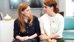 Beatrice (l.) und Eugenie brauchen einander mehr denn je. Die Krise ihrer Eltern droht auch den Prinzessinnen zu schaden.