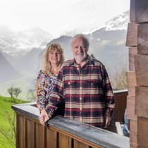 Peter und Livia Reber auf dem Balkon ihres Ferienchalets in ­Wengen.