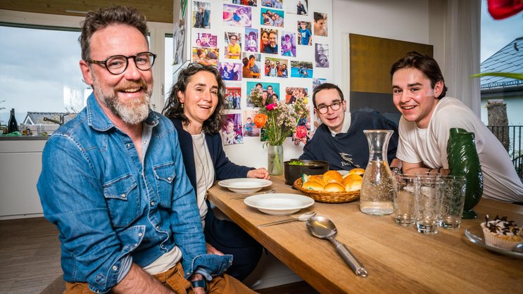 Aufs gemeinsame Essen legen alle viel Wert: Nik Hartmann (l.), Ehefrau Carla und ihre beiden älteren Söhne Frederik und Constantin (r.).