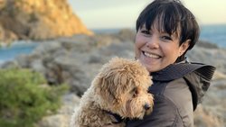 Entspannt am Strand: Liseli sieht zum ersten Mal das Meer, hat vor den Wellen noch etwas Angst. Francine Jordi beschützt sie zärtlich.