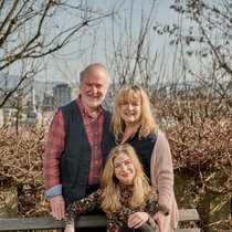 Eine glückliche Familie: Peter, Livia und Nina ­Reber im Garten ihres Hauses in Bern. Nina wohnt im Ober­geschoss.