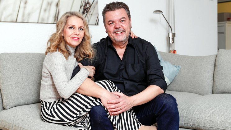 Eng miteinander vertraut: Bea und Padi Bernhard strahlen gemeinsam zu Hause in Brunnen SZ.