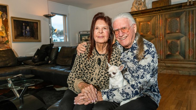 Ruth und Toni Vescoli mit Kurzhaar-Chihuahua Pippa zu Hause im Zürcher Oberland. Die Hündin stammt aus Teneriffa, wo das Paar ein zweites Zuhause hat.