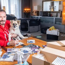 Leonard und Willibald: Seit Februar des letzten Jahres lebt der Mischlingshund beim Sänger und bei dessen Partner ­Roger.