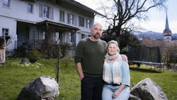 Ein starkes Team: Martin Gerber und Bettina Täschler im Garten vor demfrüheren Käsehaus in Langnau im Emmental.