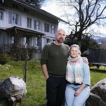Ein starkes Team: Martin Gerber und Bettina Täschler im Garten vor demfrüheren Käsehaus in Langnau im Emmental.
