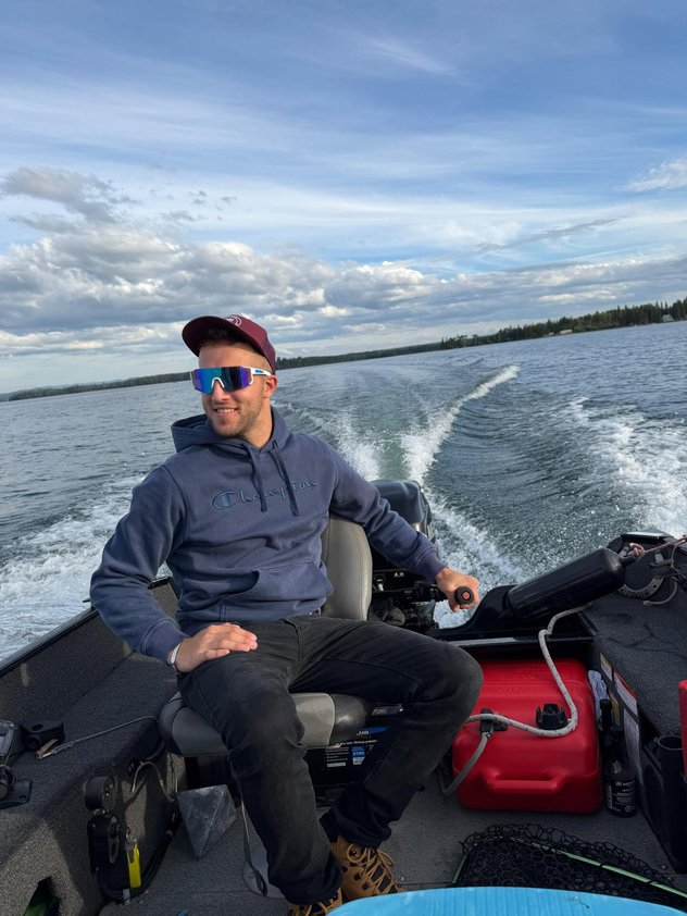 Cyrill Rusch steuert das Fischerboot über den Sheridan Lake in der Provinz British Columbia.